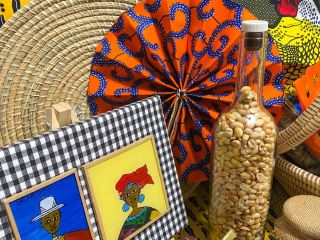 Abanico, cacahuetes y cuadro suwer