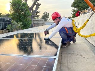 Instalación de las placas en el techo del consultorio