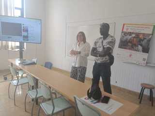 Mònica y Mbaye en la escuela Vedruna antes de conectar con Louly
