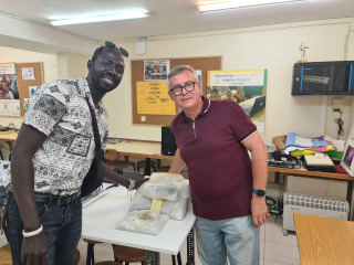 Mbaye y Ferran en el laboratorio/clínica de Labdoo en la escuela Vedruna de Vilafranca