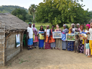Foto de grupo cvon arpilleras