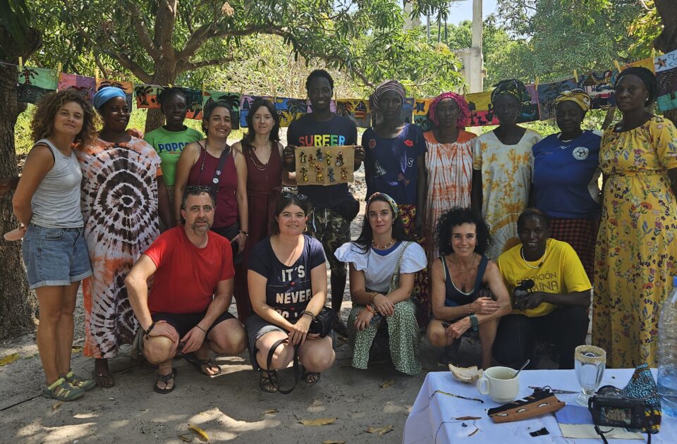 ¡CUIDADO! viajes solidarios vestidos de lucro